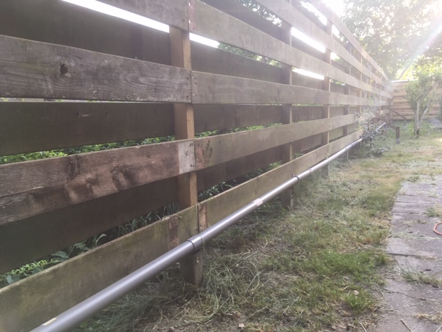 Hier is de 15 meter pijp te zien, waarna aan het einde de pijp nog 6-7 meter ondergronds loopt en naast de zuil boven zal komen.