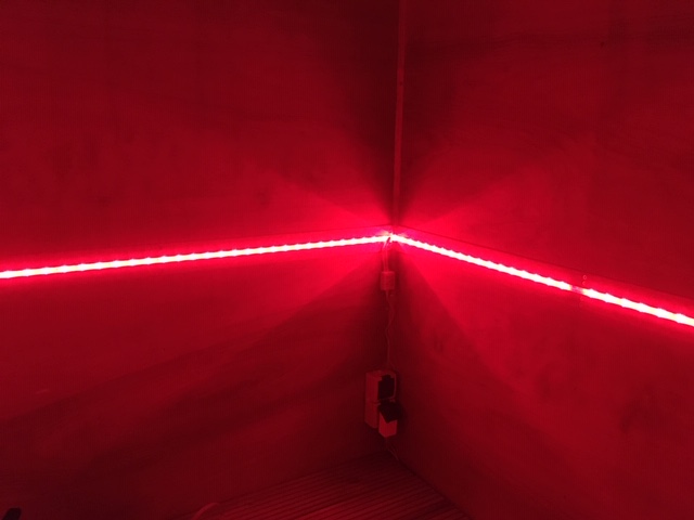 Rood licht op felste stand. Helaas is in de 2e LED strip 1 rood LEDje defect.